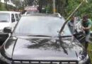 ഓടുന്ന കാറിലേക്ക്  മരക്കൊമ്പ് ഒടിഞ്ഞുവീണ്  ചില്ലു തുളച്ച് അകത്തു കയറി.
