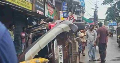 കാഞ്ഞിരപ്പള്ളി ടൗണിൽ വാഹനാപകടം. നിയന്ത്രണം നഷ്ടമായ കാർ ട്രാഫിക് സിഗ്നൽ പോസ്റ്റിൽ ഇടിച്ച് മറിഞ്ഞു